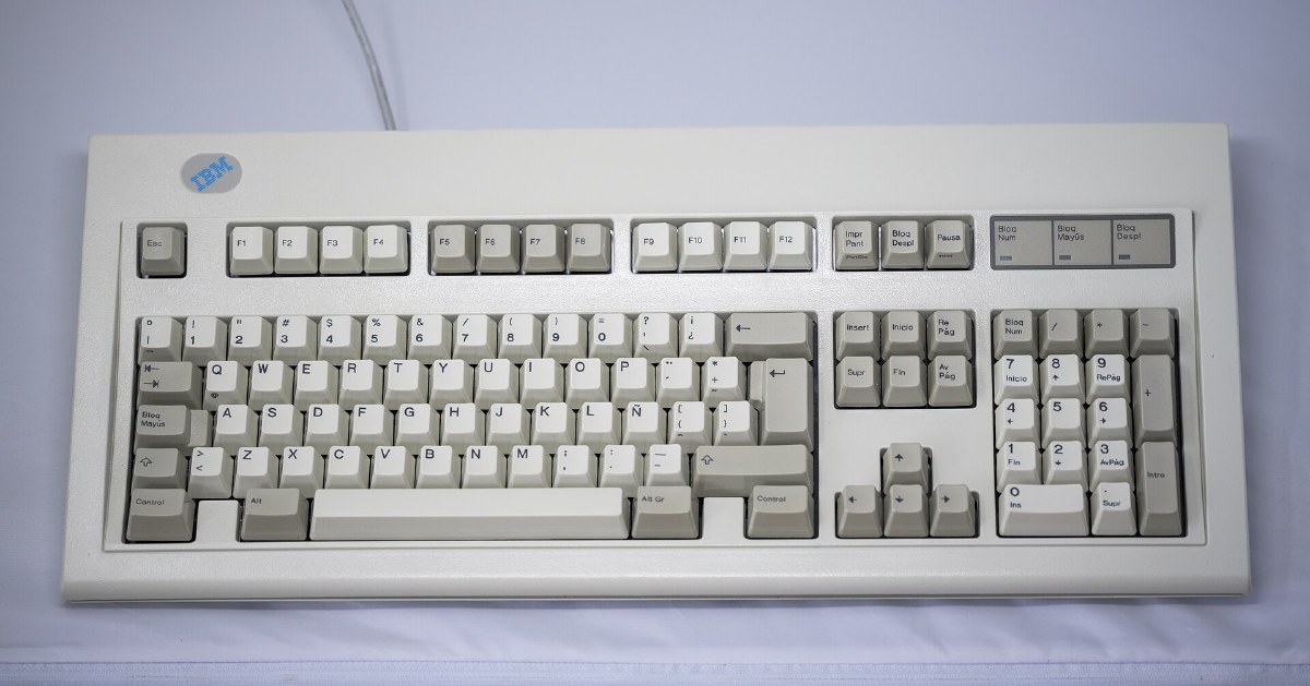 IBM-badged Model M keyboard (Spanish layout) in beige, the 1985 design whose original tooling Unicomp still uses for the New Model M