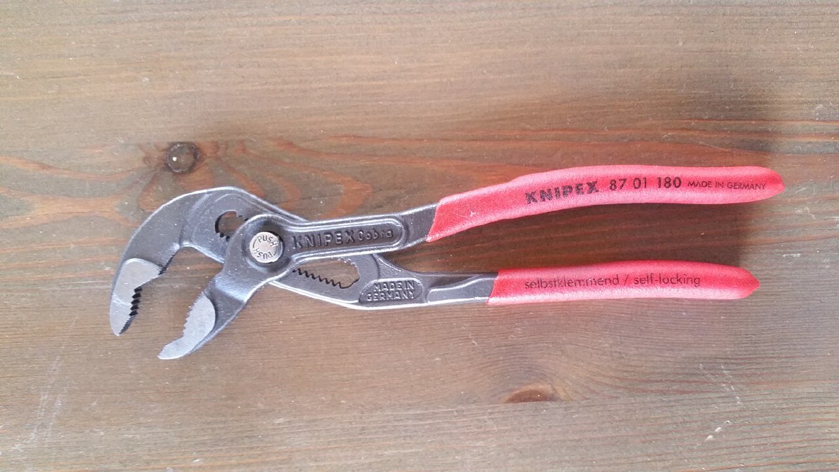 Knipex Cobra 87 01 180 water pump pliers (the 180 mm sibling of the reviewed 250 mm) with red grips, marked Made in Germany and self-locking